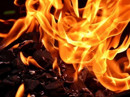 Дети едва не погибли из-за пожара в многоквартирном доме в Кузбассе