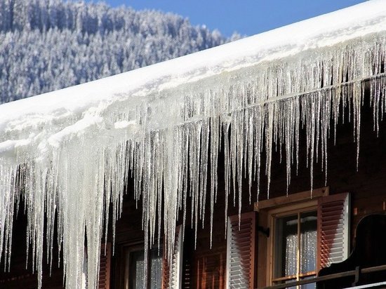 Три жителя Казани за день пострадали из-за падения льда с крыш