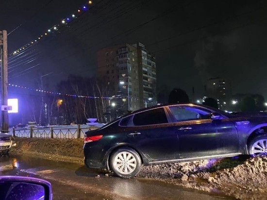 На Московском шоссе в Рязани иномарка врезалась в ограждение