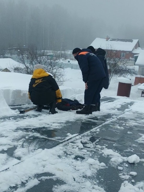 В Йошкар-Оле спасатели сняли с крыши дома мужчину