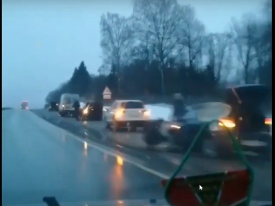 Внимание ловушки: оттепель вскрыла проблемы на смоленских дорогах, автомобили массово пробивают колеса