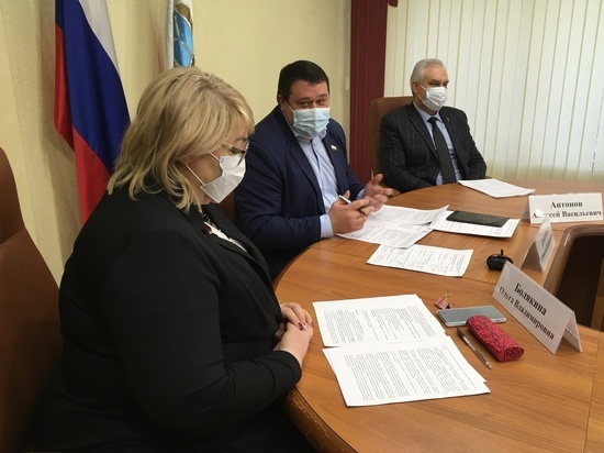 Саратовский  депутат во время мероприятия устроил фотосессию