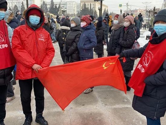 «Это провокаторы»: Баир Цыренов не признал в молодых людях на митинге в Улан-Удэ однопартийцев
