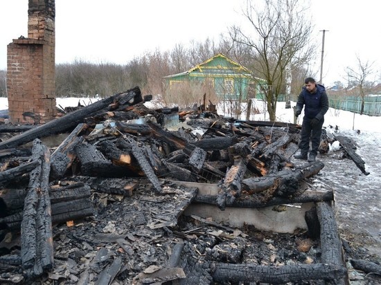 В рязанском селе у молодой семьи полностью сгорел дом