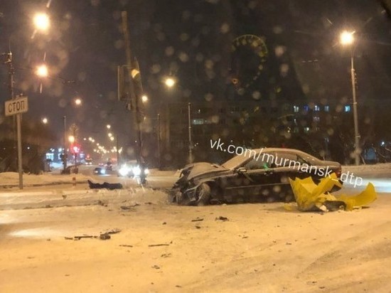 Иномарка врезалась в дорожный разделитель на перекрёстке проспекта Кольский и улицы Копытова