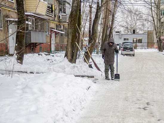 Во дворах уже орудуют лопатами и метелками дворники