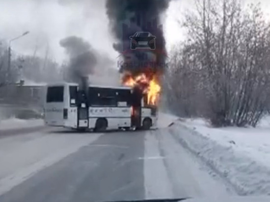 На правом берегу Красноярска загорелся автобус