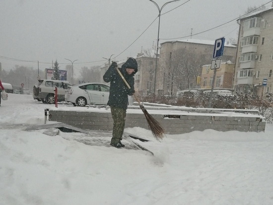 На улицах не видно снегоочистительной техники, горожане сами «вооружились» лопатами и метелками