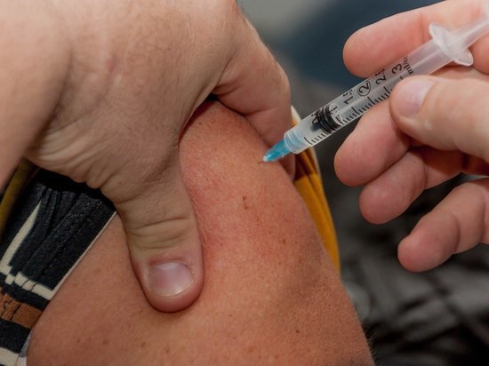 Гинцбург опроверг информацию о запрете на вакцинацию для больных онкологией