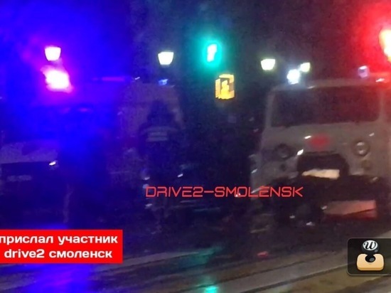 Ночью в центре Смоленска столкнулись скорая помощь и иномарка