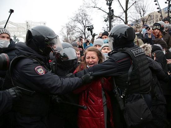 Снежок «с сюрпризом»: эксперт о том, что скрывалось за хулиганством митингующих