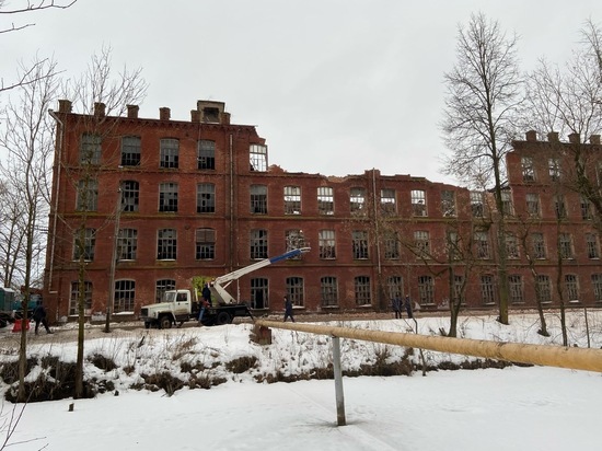 Появилось видео, как в Тверской области рушат старинную фабрику