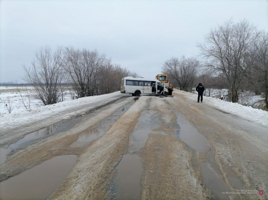 Под Волгоградом микроавтобус врезался в снегоуборщик, пострадали пятеро