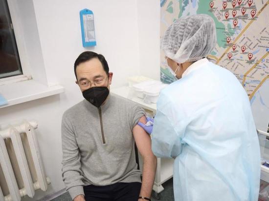 Глава Якутии поставил вакцину от COVID-19