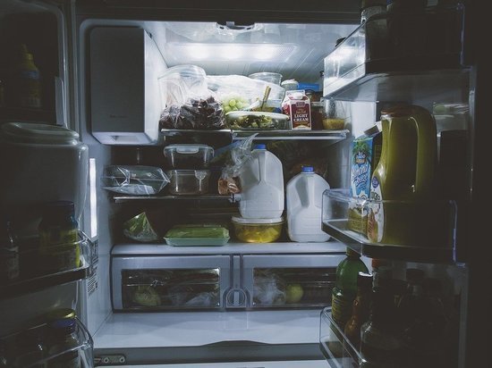Эксперт объяснил жуткую тягу к холодильнику у привитых от COVID-19