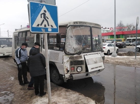 Два рейсовых автобуса столкнулись в Калужской области