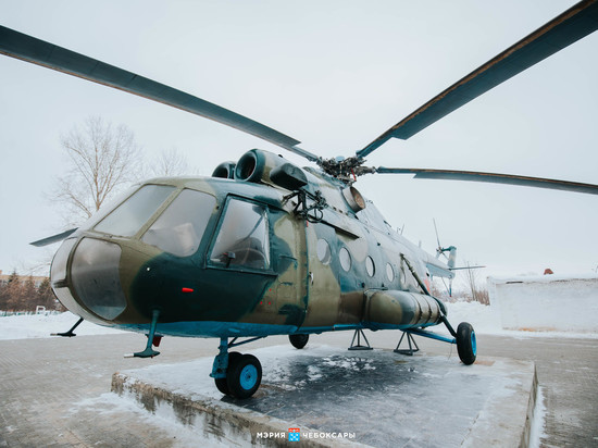 В Чебоксарах на территории школы № 22 установили вертолет Ми-8