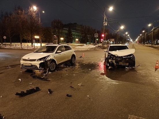 Вчера вечером в центре Йошкар-Олы столкнулись две иномарки