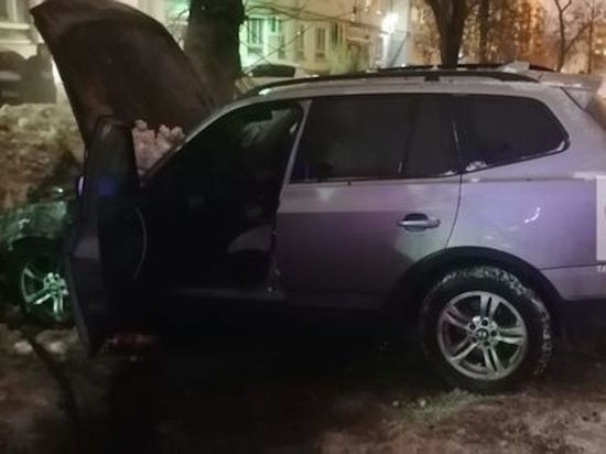 Во дворе дома в Казани сгорела дорогая иномарка