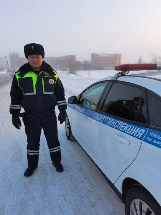 На трассе Ямала автоинспектор помог водителю потушить КамАЗ