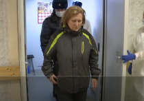 Маргариту Юдину, которую ударил ногой в живот петербургский полицейский на акции 23 января, адвокаты вывезли из Луги, где женщина живёт в частном доме с тремя детьми