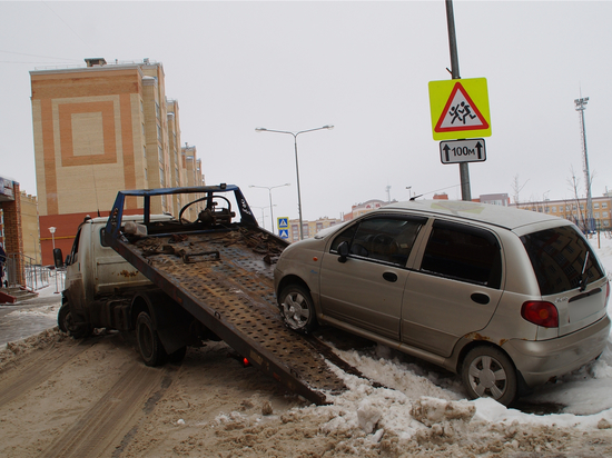В Чебоксарах эвакуировали более 20 автомобилей, мешающих уборке снега