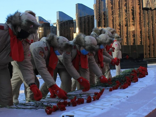Активисты проехали от села Таежное в Хабаровском районе до Хабаровска на машинах «Урал», заезжая по пути в детские сады и школы