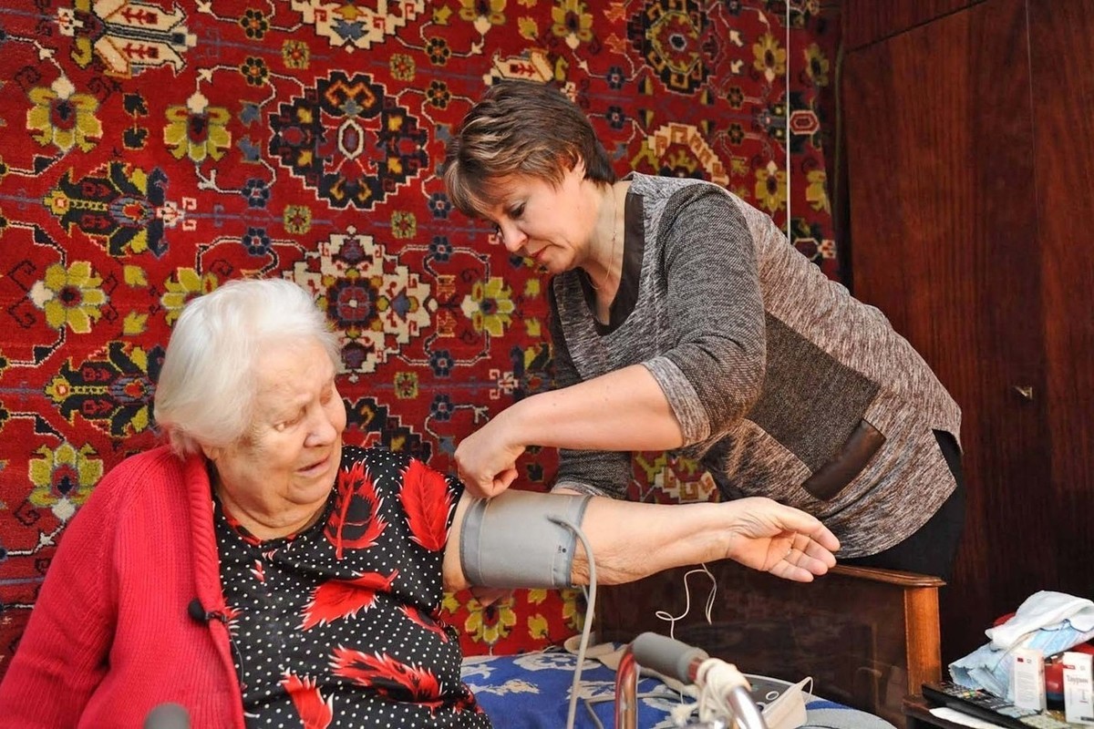 Компенсация после 80 лет. Бабушка и сиделка лето. Работа в Волгограде Пинсио для пенсионеров. Ребенок ухаживает за бабушкой 80 лет выплаты.