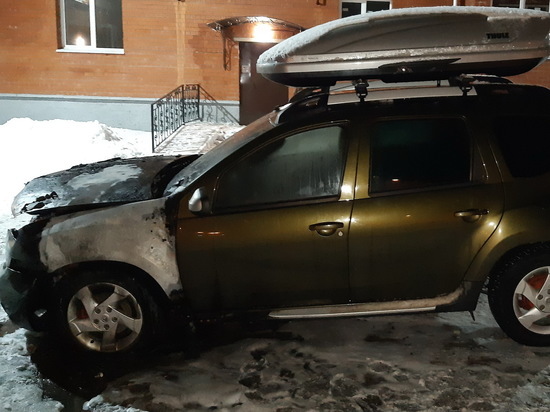 В Вязьме загорелся припаркованный около дома кроссовер