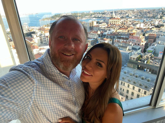 Молодая возлюбленная шоумена поделилась архивным снимком