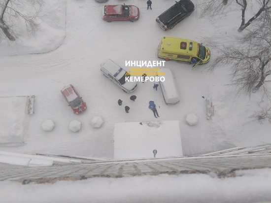 Кемеровчане сообщили об упавшем с крыши парне на Октябрьском проспекте