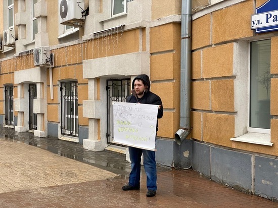 Рязанец вышел на одиночный пикет из-за разбитой дороги на Северной окружной