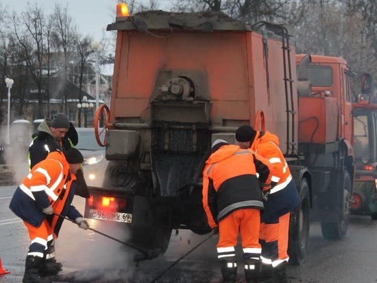 Дневной ремонт дорог в Твери объяснили временем поставки асфальта