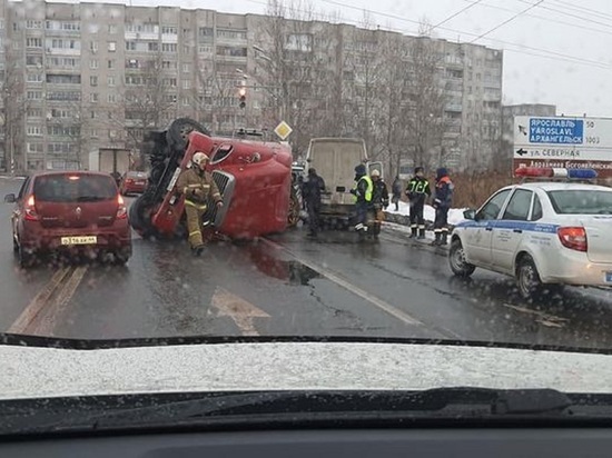 В центре Ростова Великого перевернулась грузовая фура
