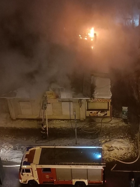 В Рыбинске в ночном пожаре сгорела шаурмячная
