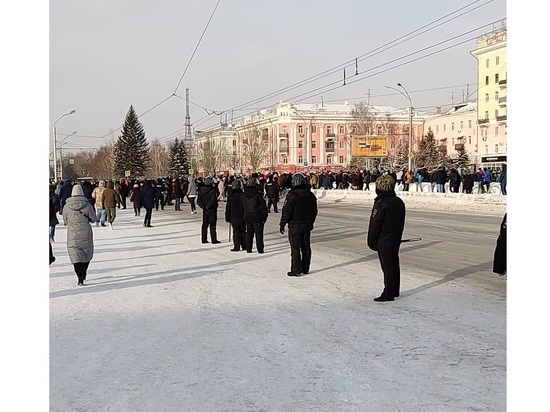 Несколько молодых людей с листовками о незаконном митинге были задержаны в Барнауле