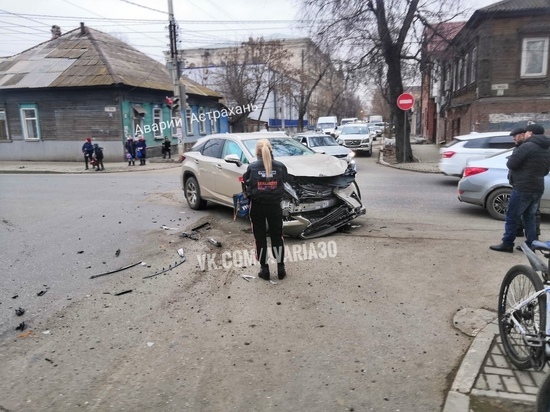 В Астрахани иномарка протаранила маршрутку, вылетев на красный сигнал светофора