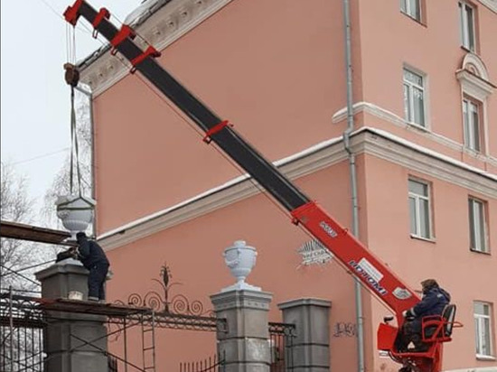 На воротах исторического дома в Ижевске установили декоративные вазоны