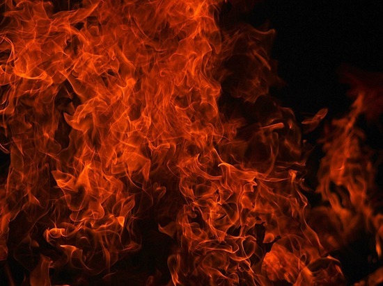 Пожарные тушат чердак здания на Богомягкова в Чите