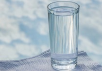 Диетолог Алексей Ковальков развеял популярные мифы об употреблении воды на своем YouTube-канале, где рассказал, что необходимости выпивать по два литра жидкости в день нет