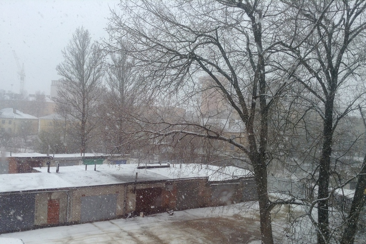 Погода на апрель 2024 смоленск. Сильный снег в Смоленске. Снегопад в Смоленске сильный. Пасмурная погода в Смоленске.