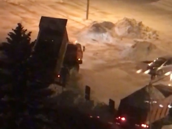 Площади в центре Красноярска засыпали тоннами снега