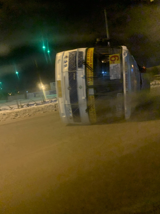 Маршрутка перевернулась в ночном ДТП в Кемерове