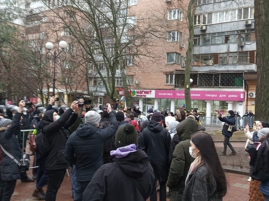 В центре Ростова проходит акция в поддержку Алексея Навального