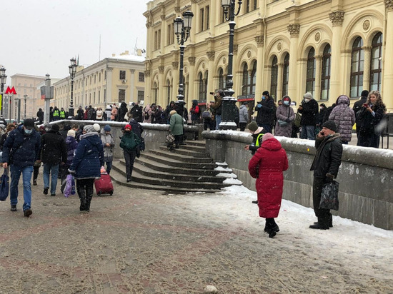 ОМОН зачистил площадь у трех вокзалов в Москве - МК