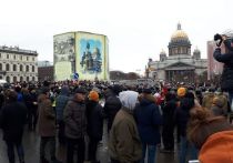 Петербургская акция в поддержку Алексея Навального 31 января началась сумбурно: подходы к Невскому проспекту заблокировали, центральные станции метро закрыли