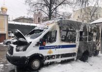 В МВД Москвы возбудили уголовное дело из-за сгоревшего в Вознесенском переулке микроавтобуса Росгвардии