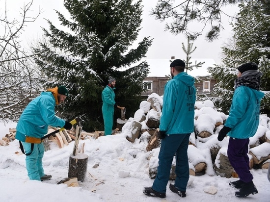 «Онежский десант» хозяйственно помогает пенсионерам и соцучреждениям Карелии