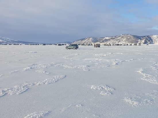 Сотни рыбаков собираются на льду опасной бухты в Магадане