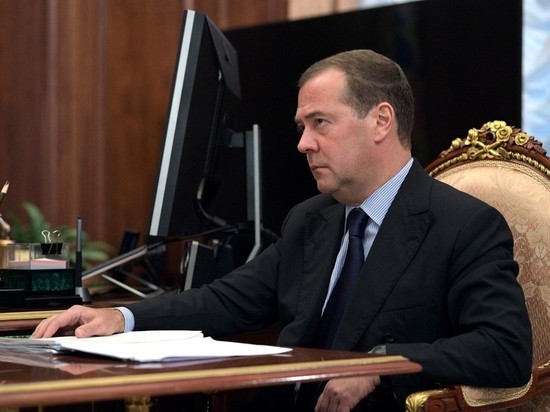 Медведев назвал Навального "политическим проходимцем"